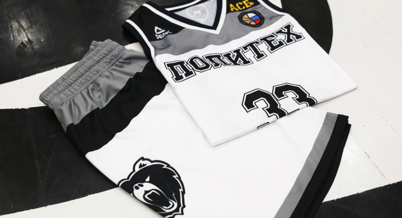 Реплика игровой формы в белом или черном цвете.